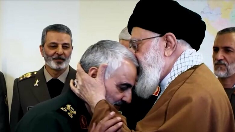2020年1月にアメリカの攻撃により死亡したイラン革命防衛隊の精鋭部隊のソレイマニ司令官とハメネイ師