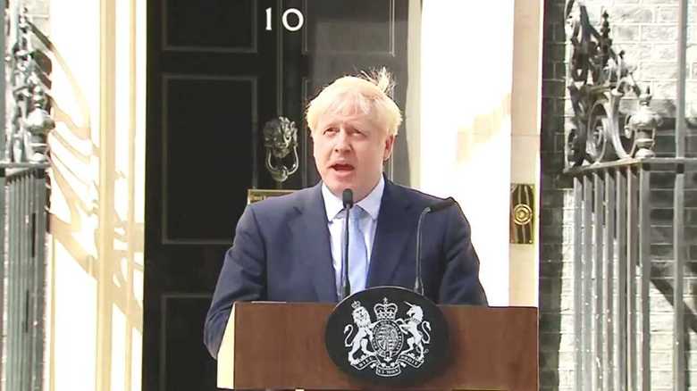 首相就任後はじめての演説を行うジョンソン氏