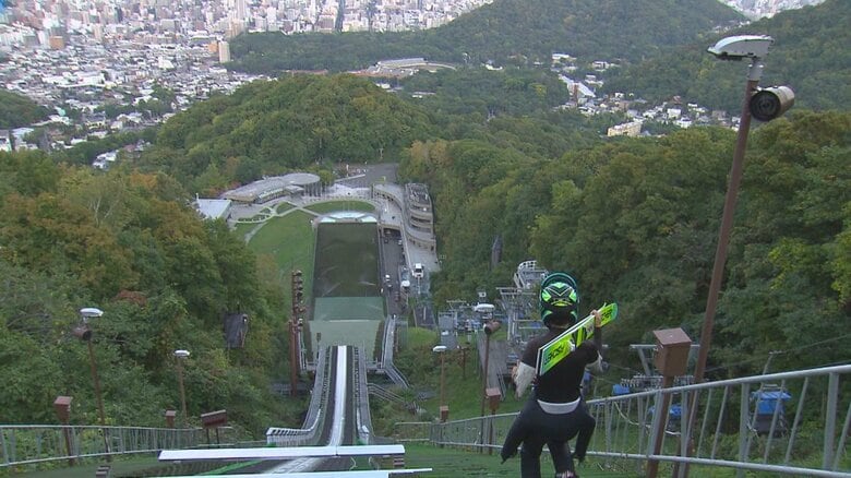 大倉山ジャンプ競技場のスタート台に向かう