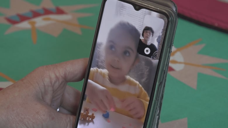 孫のオリビアちゃんとのテレビ電話