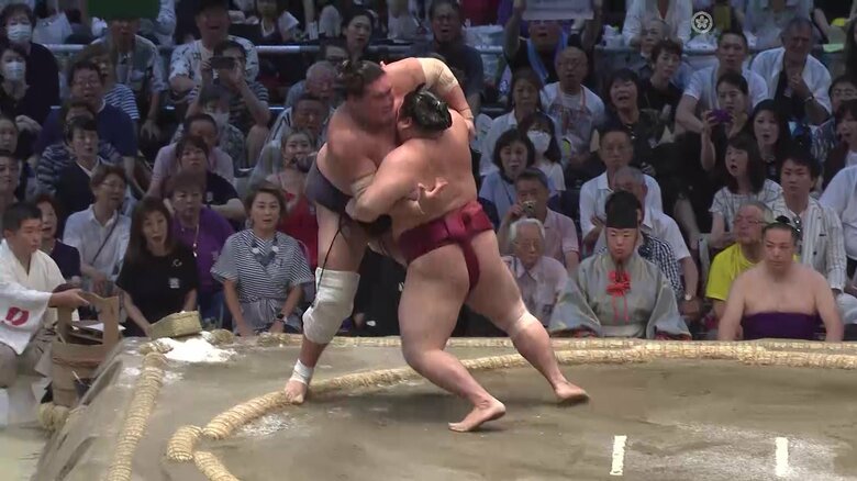 横綱を寄り切り大金星
