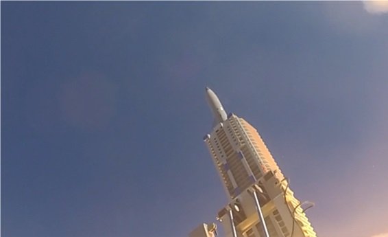 試験機材から発射される飛翔体(2024年8月・防衛装備庁)