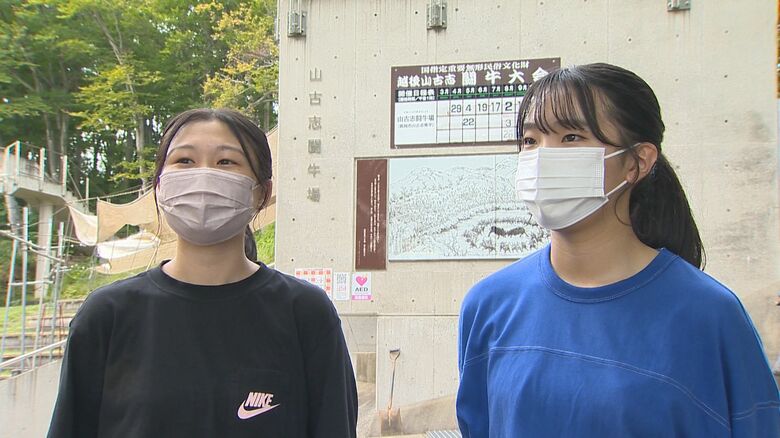 中越高校・写真部　阿部心乃さん（左）と栗林璃世さん（右）