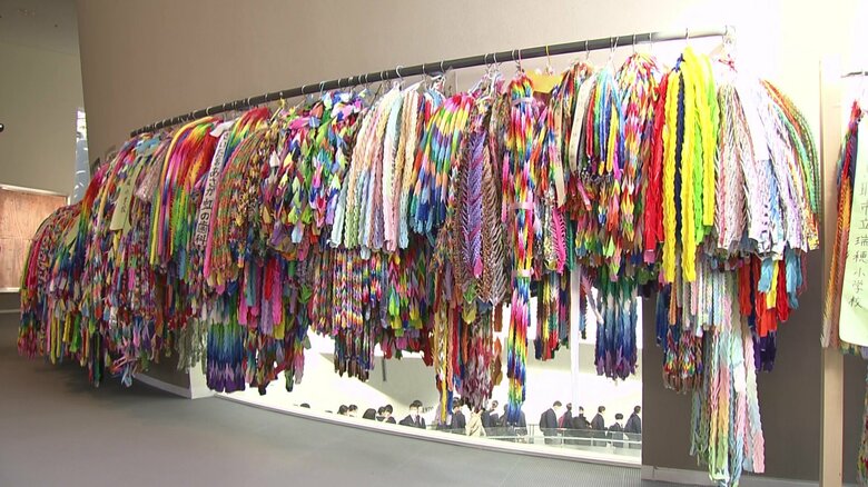 多くの千羽鶴が並ぶ長崎原爆資料館（長崎市）