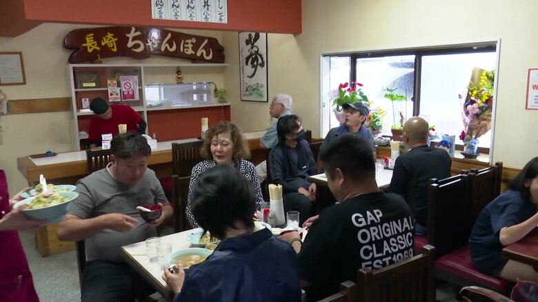 再オープンの日は雨にも関わらず大勢の客が訪れた