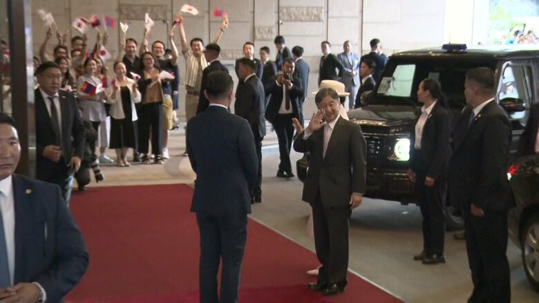 宿泊先のホテルで歓迎に応えられる両陛下