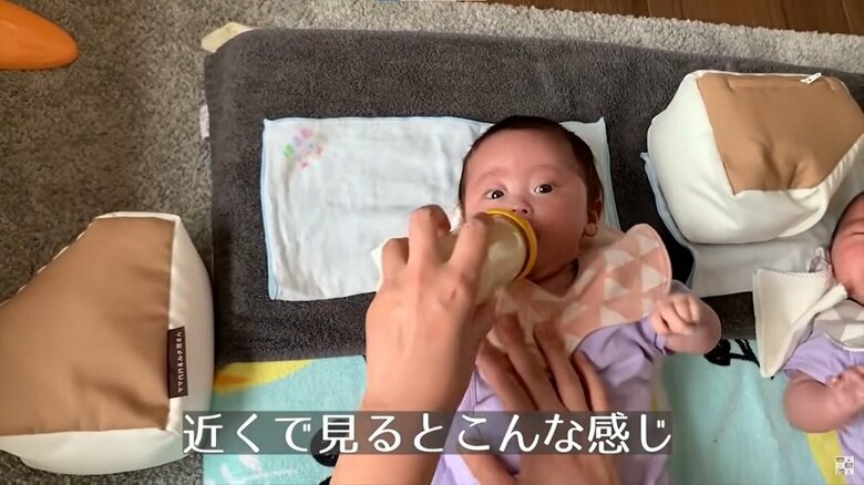 近くで見てみると…　ミルクを飲ませて