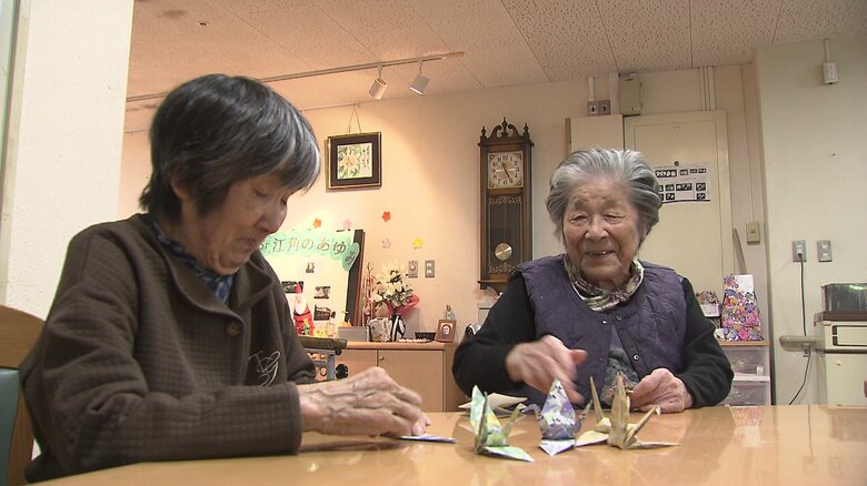 原爆ホームに入所する被爆者170人分の折り鶴を折った