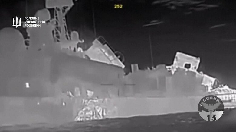 沈没直前のロシア黒海艦隊タランタルⅢ級コルベット「イヴァノヴェッツ」。画面中央下の白い部分がウクライナ海軍マグラV5無人攻撃艇の体当たりを受けた箇所と見られる。(ウクライナ国防省公式映像より)