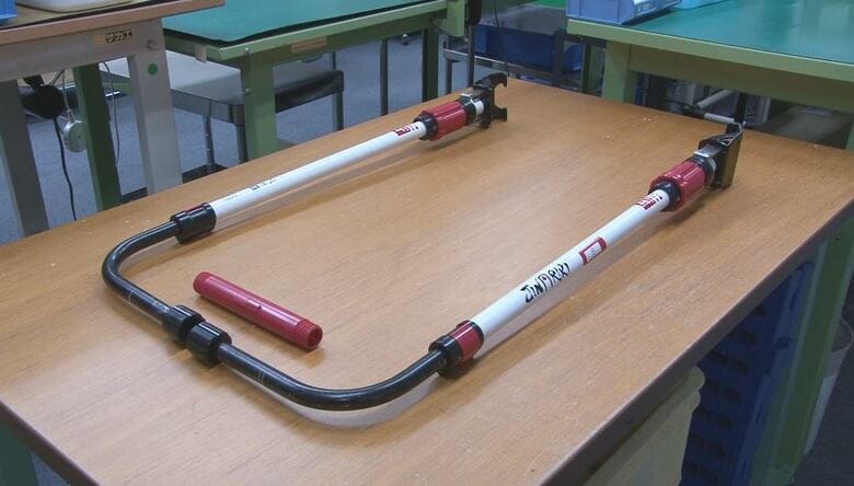 「JINRIKI」は既成の車いすに装着することで未舗装の路面や積雪時、砂浜などでも移動しやすくなる