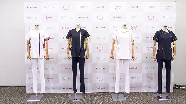 制服の襟元にパール風のボタンやゴールドのふちどりをあしらい、エレガントさを表現