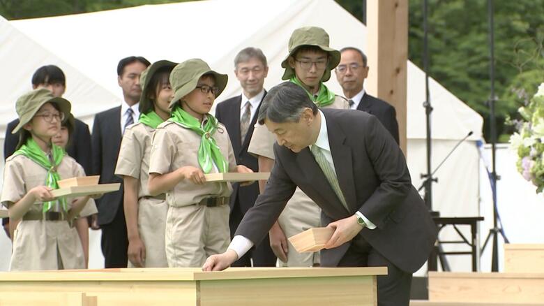 花粉が少ないヒノキの種をまかれる天皇陛下