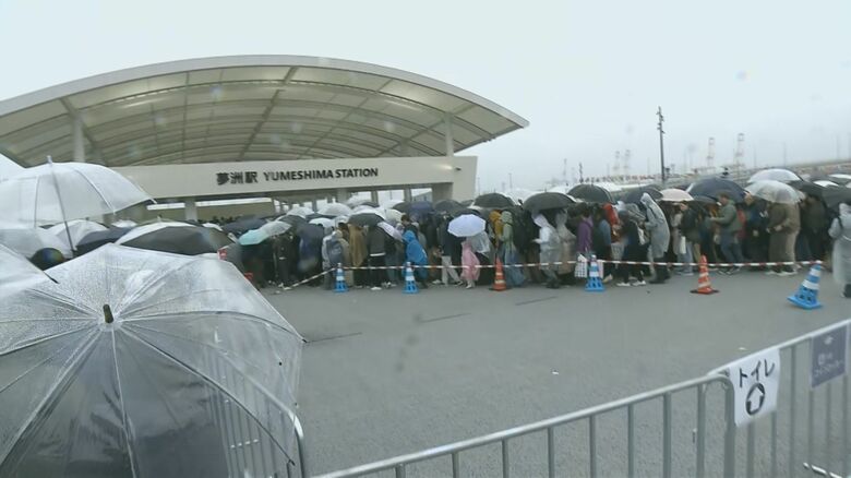 混雑する夢洲駅前 13日