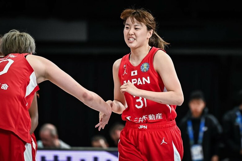 第2クォーターで同点に追いつくシュートを決めた平下愛佳選手（C）FIBA