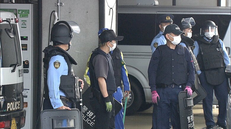 防弾チョッキとジュラルミンの盾を持った警察官が、警備に当たっている