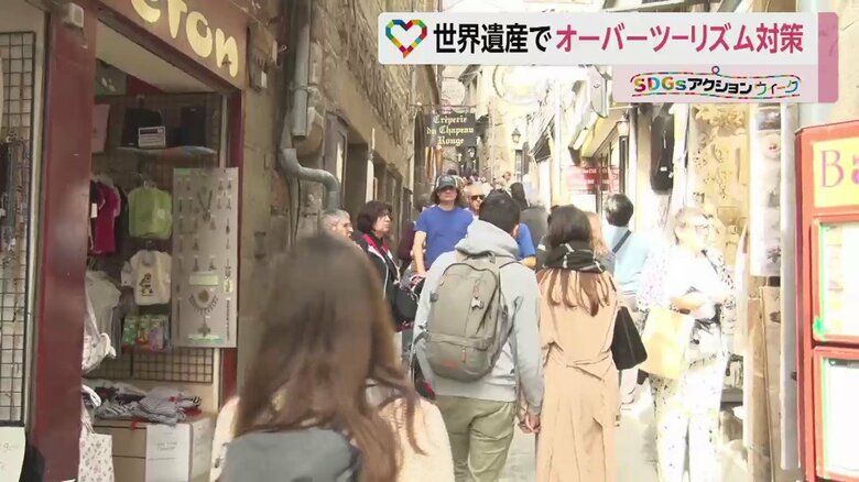 修道院に続く歩道。両側には飲食店や土産物店が建ち並び、多くの人が行き交う