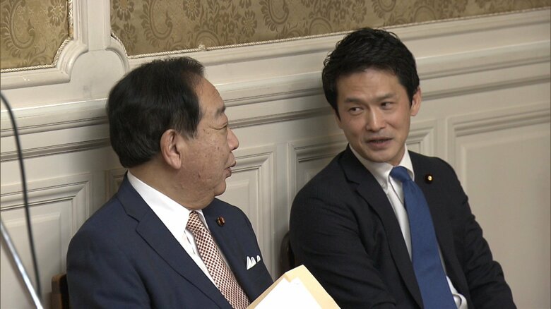 代議士会開始前に雑談する野田代表と小川幹事長（4月18日）