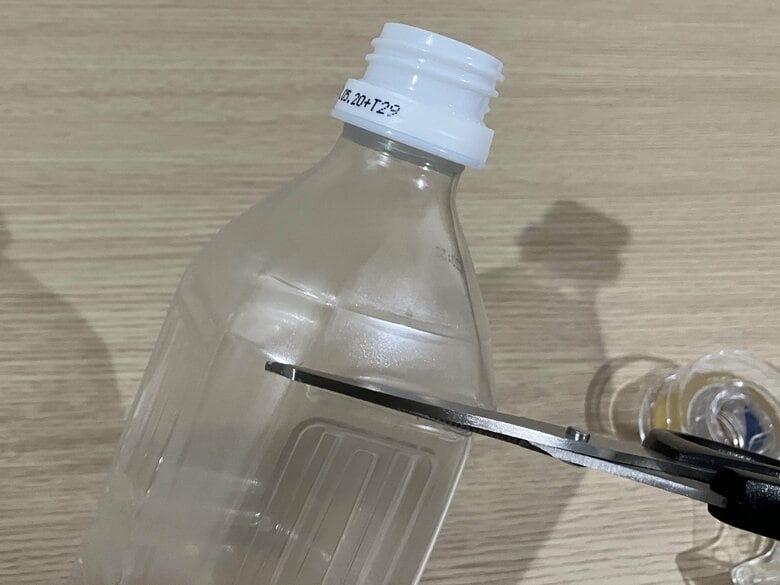 カメムシ捕獲器ができるまで（2）ペットボトルの上部を水平に切る