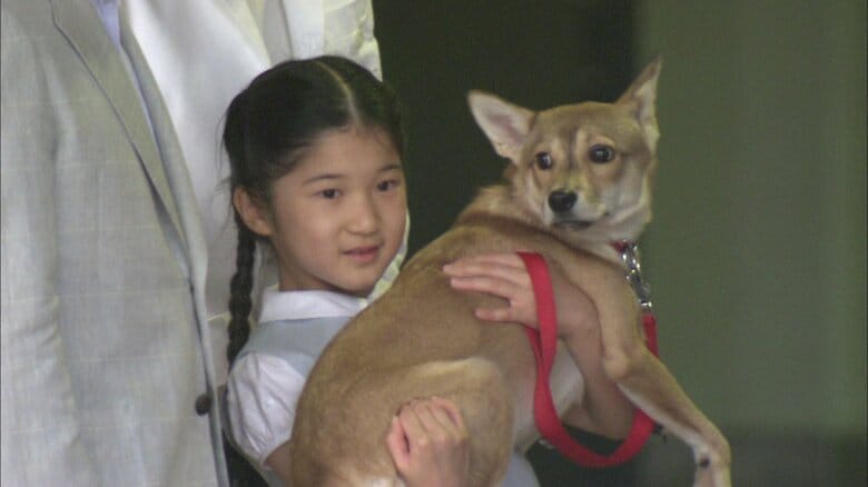 平成21（2009）年、愛犬の由莉を抱えられる愛子さま
