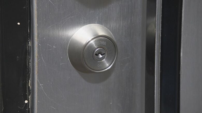 店の扉は施錠されていた