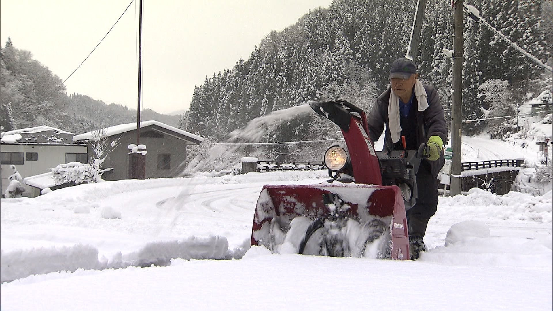 【最強寒波】列島各地で記録的な大雪に…「1日12回」雪かきする住民、除雪作業中の死亡事故も　路面凍結で立ち往生する車やスリップ事故多数　3連休は関東でも雪が