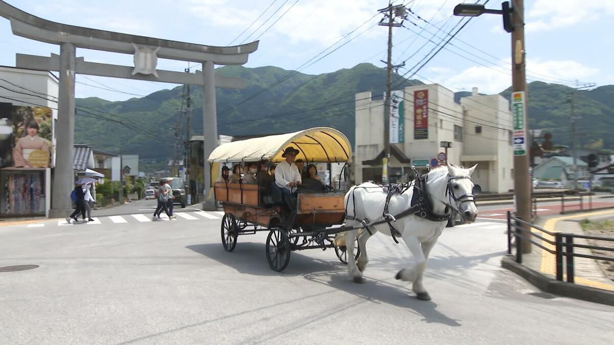 湯布院の辻馬車は半世紀前の地震で誕生「最初は苦情ばかり…」も今や 