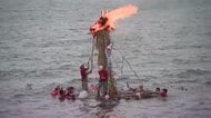海上の炎に無病息災を願う 滑川のネブタ流し 高さ5メートルの大たいまつを海に浮かべる伝統行事