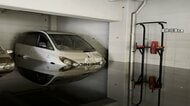 突然動き出すワイパー　車が水没する一部始終　千葉豪雨で高校の地下駐車場が水没　カー用品店では脱出用ハンマー品切れ