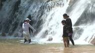 水しぶきで涼を満喫！「妹背の滝」で水遊び　家族連れで賑わう　広島・廿日市市