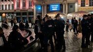 フランス大規模デモで夜間外出禁止令　パリや北部リールなど　ルーブル美術館は学生らの抗議活動で開館できず