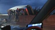 西湘バイパスで大型トラック横転 走行中にガードレールに衝突