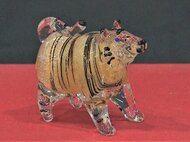 砕いた空き瓶を炉で溶かして成形…リサイクルガラスで干支『寅』の置物 約1300個を道の駅等で販売へ