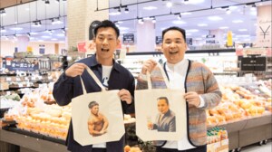 ミルクボーイ ネタで「マイバッグ」をPR オカンが見かけた“めちゃくちゃカッコええ人”って!?