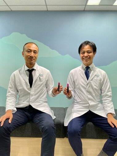 数百の試作品を経て、約5年越しに商品化を実現。ほうれい線目立ちの深い悩みにメイクで挑む物語。「トワニー ドラマティックメモリー」開発秘話