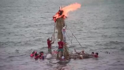 海上の炎に無病息災を願う 滑川のネブタ流し 高さ5メートルの大たいまつを海に浮かべる伝統行事