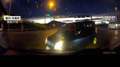 3歳長男「最悪もう怖いよ～」幼い子供2人乗せた車が右折車と衝突する瞬間　反対車線で別の事故…右折車ドライバー「パトカーに気を取られよそ見」　