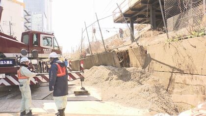 駅は大混乱…JR東海道線が約5時間運転見合わせた法面崩落事故はなぜ起きたのか 専門家の見解は