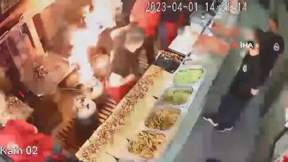 突然、ガスボンベから炎が！ケバブ店がパニックに 着ていたシャツを水に浸して…“消火成功”どうやって？　トルコ