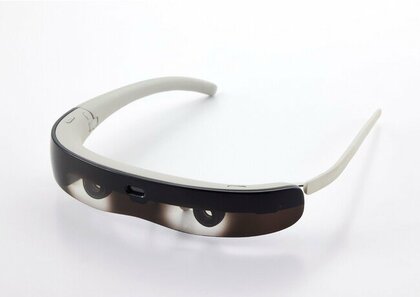 手元も遠くもよく見える？自動でピントが合うメガネ型デバイスが登場…眼鏡と何が違うのか聞いた