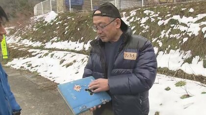 「あの地震から止まった感じ」安否不明の弟を捜す兄　土砂の中から見つかった大切なアルバム「1秒でも早く顔を…」