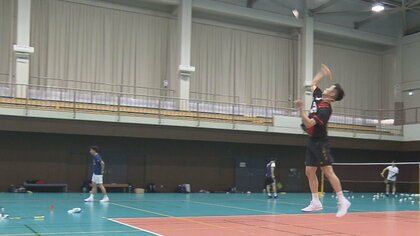 桃田賢斗と西本拳太、小林選手のサイン入りロングTシャツです 西本拳太：ライバルは同い年の桃田賢斗。国際経験を積み重ね、東京五輪