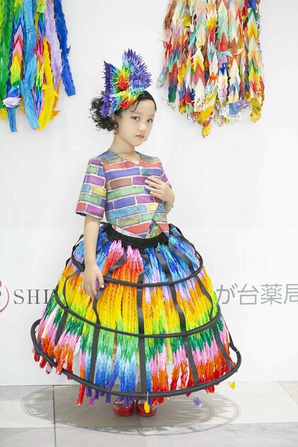 千羽鶴”のドレスで平和を願う 慰霊の日にキッズファッションショー開催