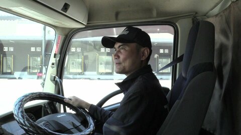 深刻な人手不足に備え“外国人ドライバー”を採用　3人に1人が65歳以上になる“2030年問題”に直面する物流業界