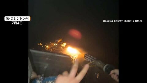 走るトラックから道路や車に花火乱射　草に燃え移り大規模山火事に　69歳男性が死亡　18歳男を放火などの疑いで逮捕　アメリカ