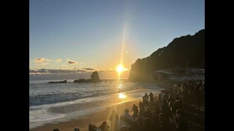 ２０２６年始まる　浜を照らす“初日の出”多くの人が手を合わせる＜福島・いわき市＞