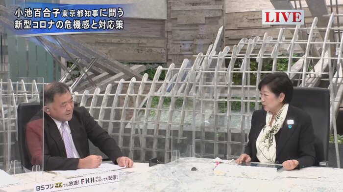 反町理キャスター(左)、小池百合子 東京都知事