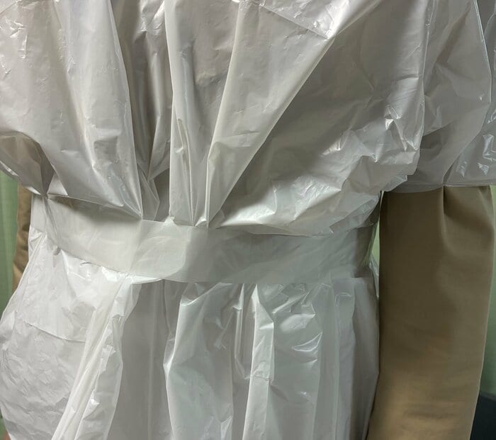 テープを巻き付けて体にフィットさせる（特集班撮影）