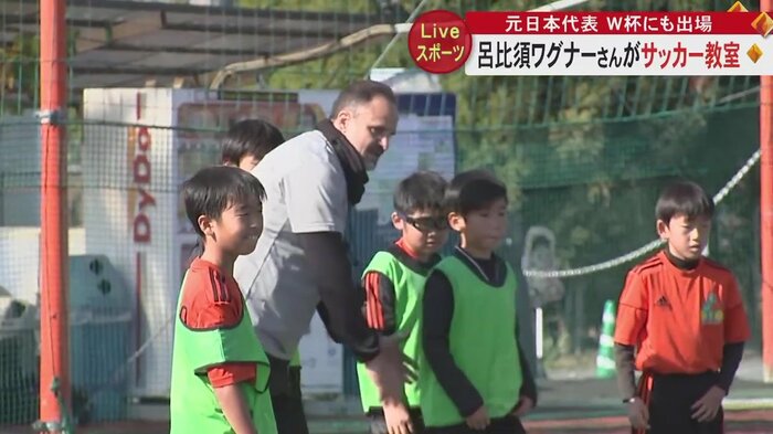 子どもたちに指導する呂比須ワグナーさん