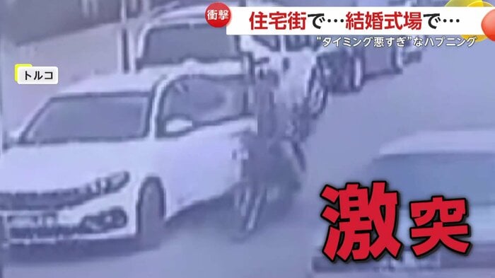 開いた乗用車のドアにバイクが激突した瞬間(IHA)