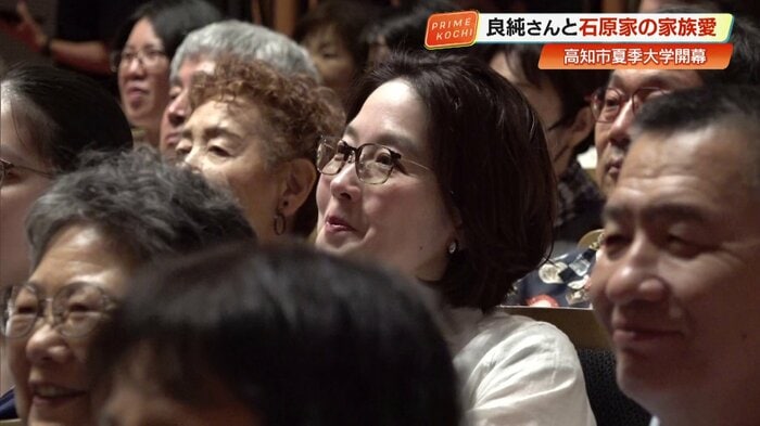 熱心に耳を傾ける大勢の聴衆